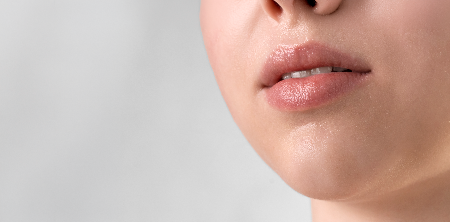 Primer plano de labios definidos e hidratados con acabado natural
