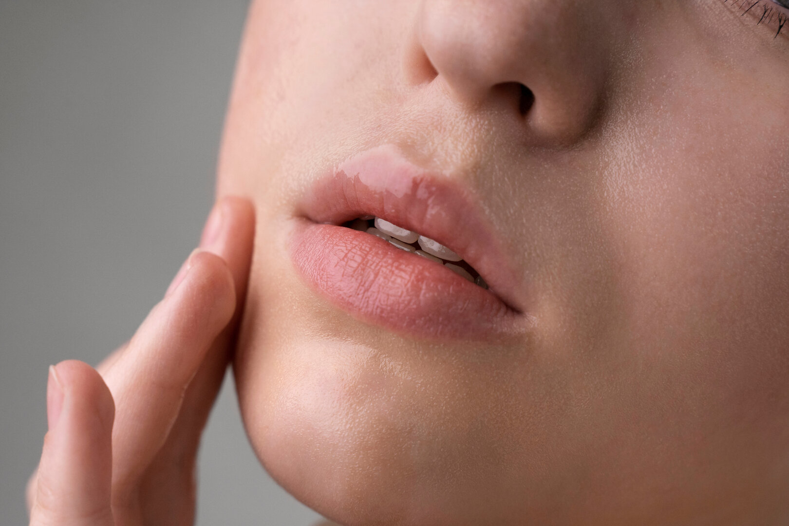 Primer plano de labios naturales y definidos en una imagen de estética facial