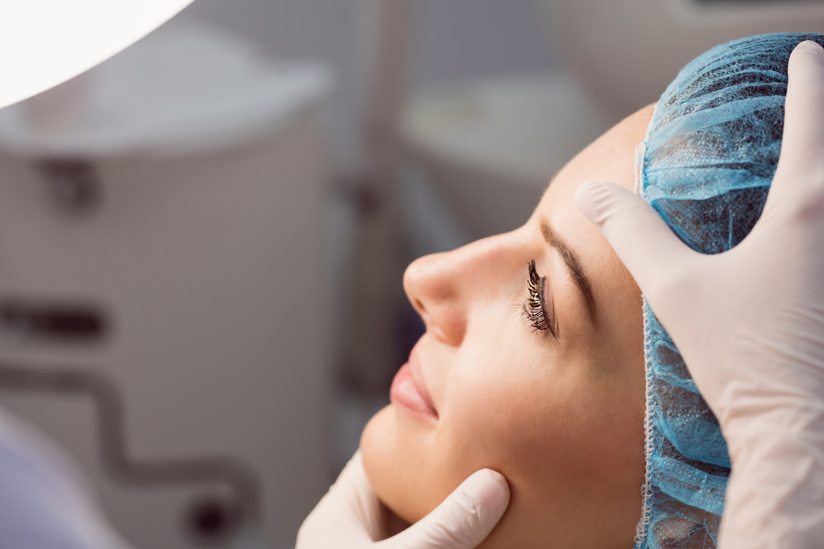 Paciente durante una valoración facial en clínica de medicina estética