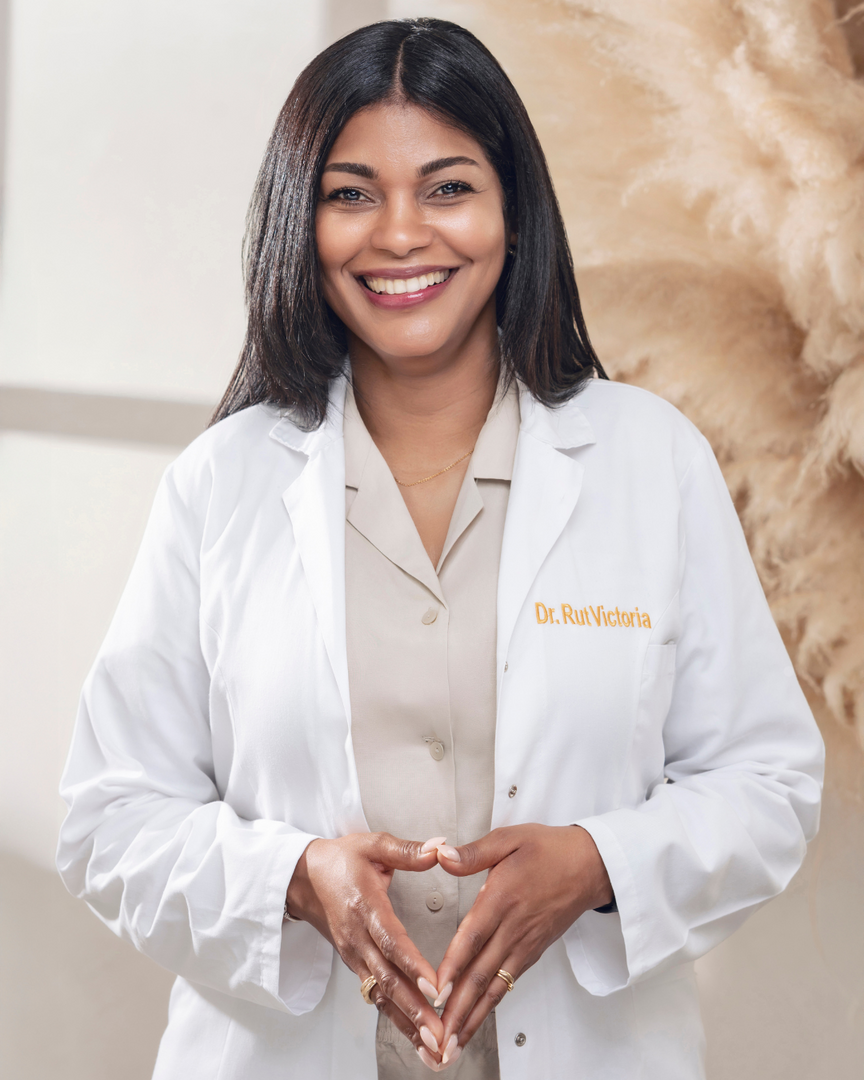 Médica especialista en medicina estética con blazer claro sobre fondo neutro