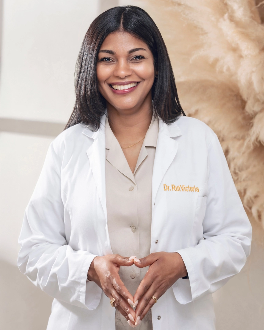Médica especialista en medicina estética con blazer claro sobre fondo neutro